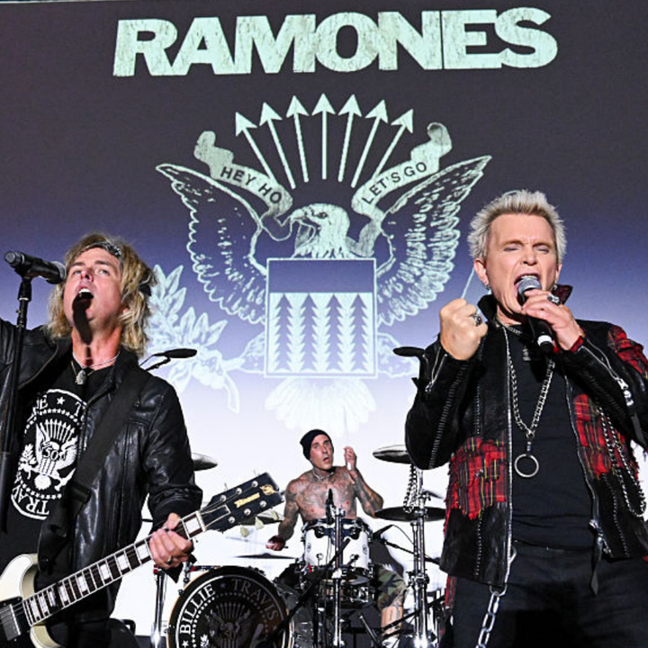Billy Idol y miembros de Green Day celebran a The Ramones