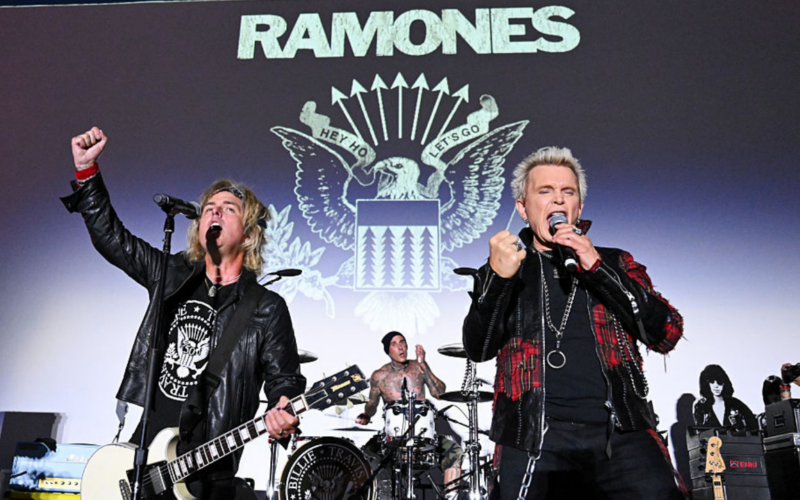 Billy Idol y miembros de Green Day celebran a The Ramones