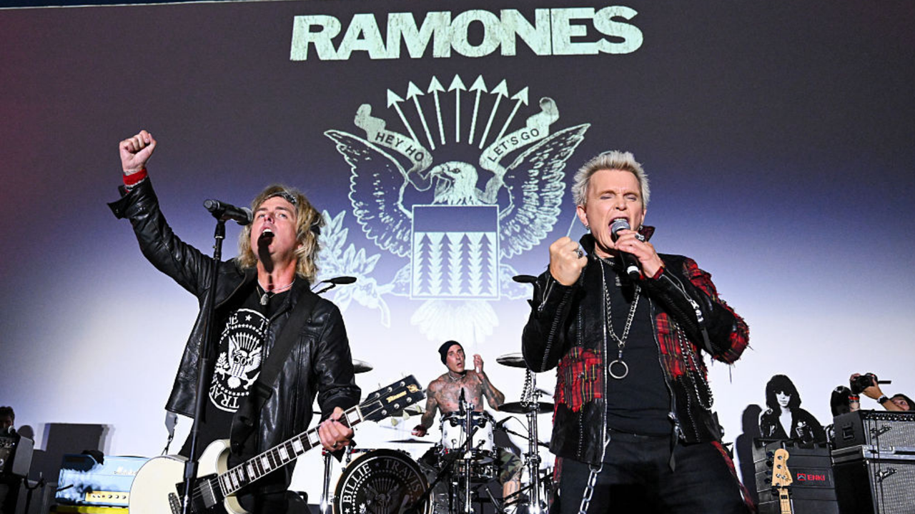 Billy Idol y miembros de Green Day celebran a The Ramones