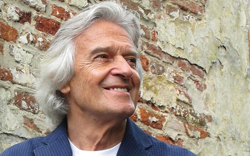 John McLaughlin explica por qué saboteó su fama con la Mahavishnu Orchestra