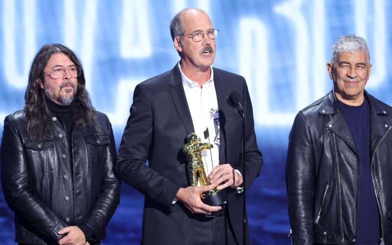 Nirvana recuerda a Kurt Cobain tras recibir un premio en los VMAs