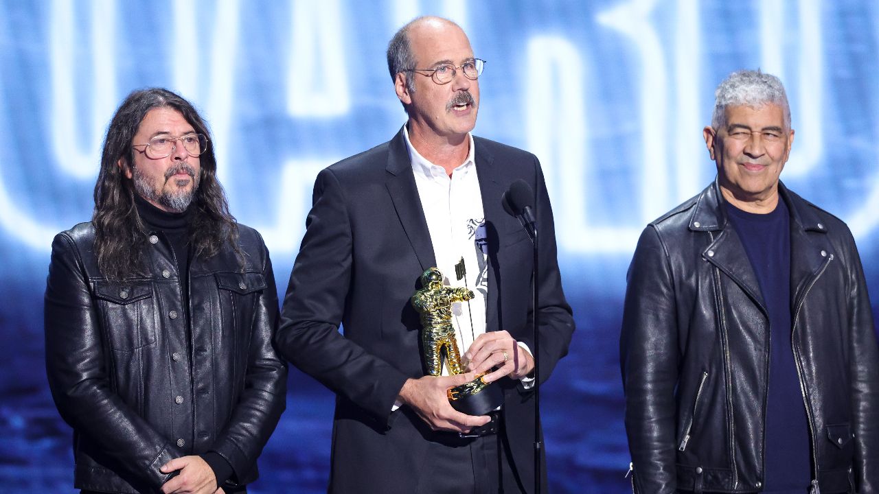 Nirvana recuerda a Kurt Cobain tras recibir un premio en los VMAs