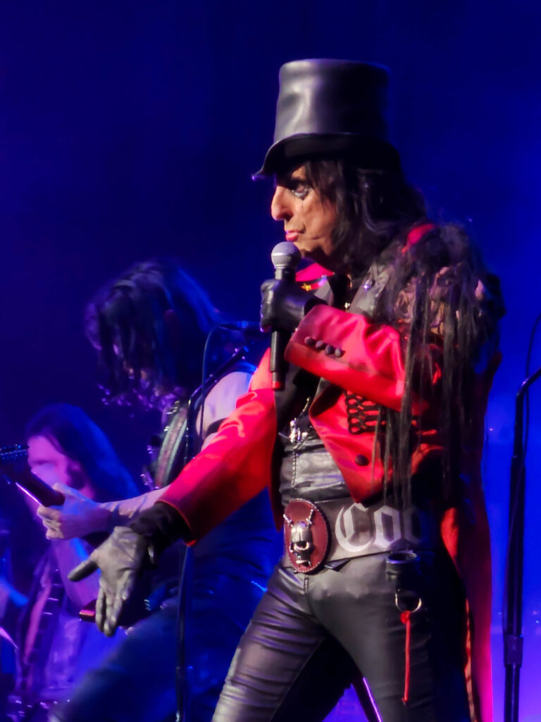 Alice Cooper en concierto, autor original de "School's Out", versionada por GWAR
