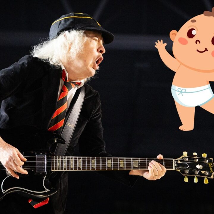 Angus Young firma un bebe en una tienda temporal en Toronto