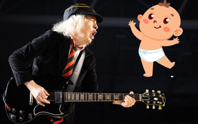 Angus Young firma un bebe en una tienda temporal en Toronto
