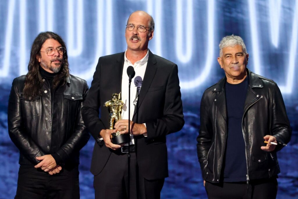 Nirvana recibe el premio Video Vanguard en los MTV VMAs