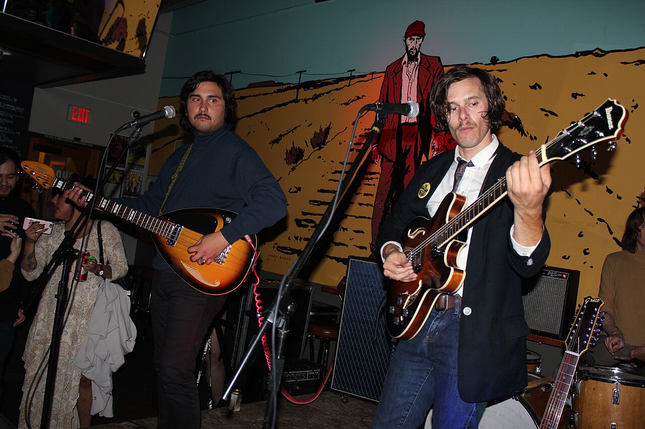 Concierto de rock en vivo con músicos sobre el escenario