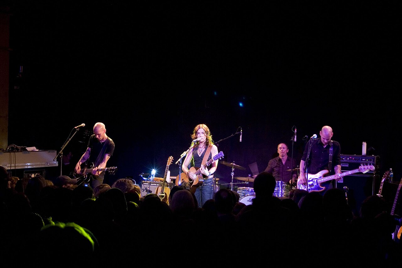 Brandi Carlile tocando la guitarra sobre el escenario