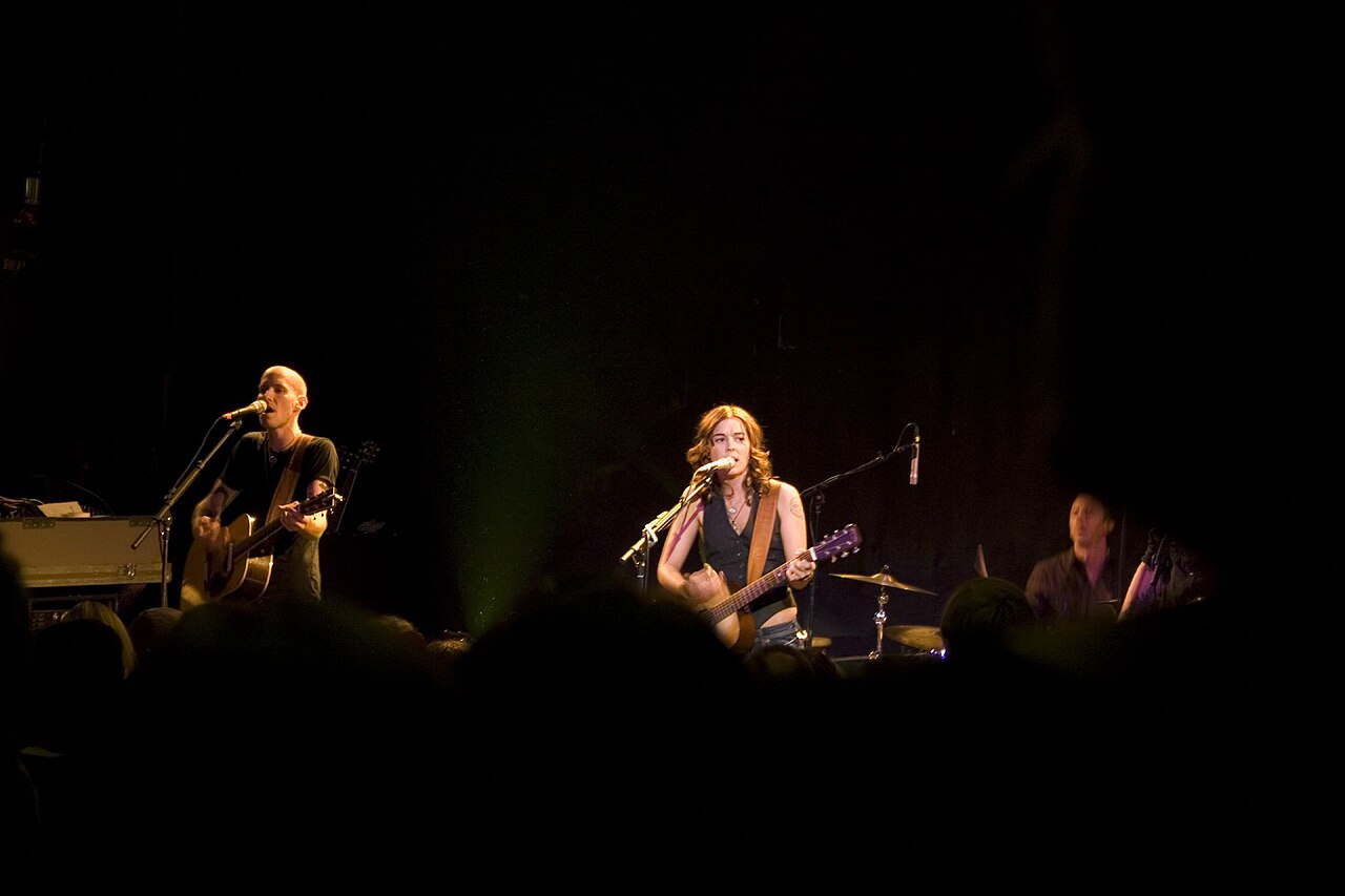 Brandi Carlile interpretando una canción en directo