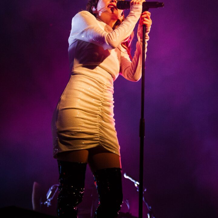 Chvrches regresa con Roses, su primer sencillo en tres años