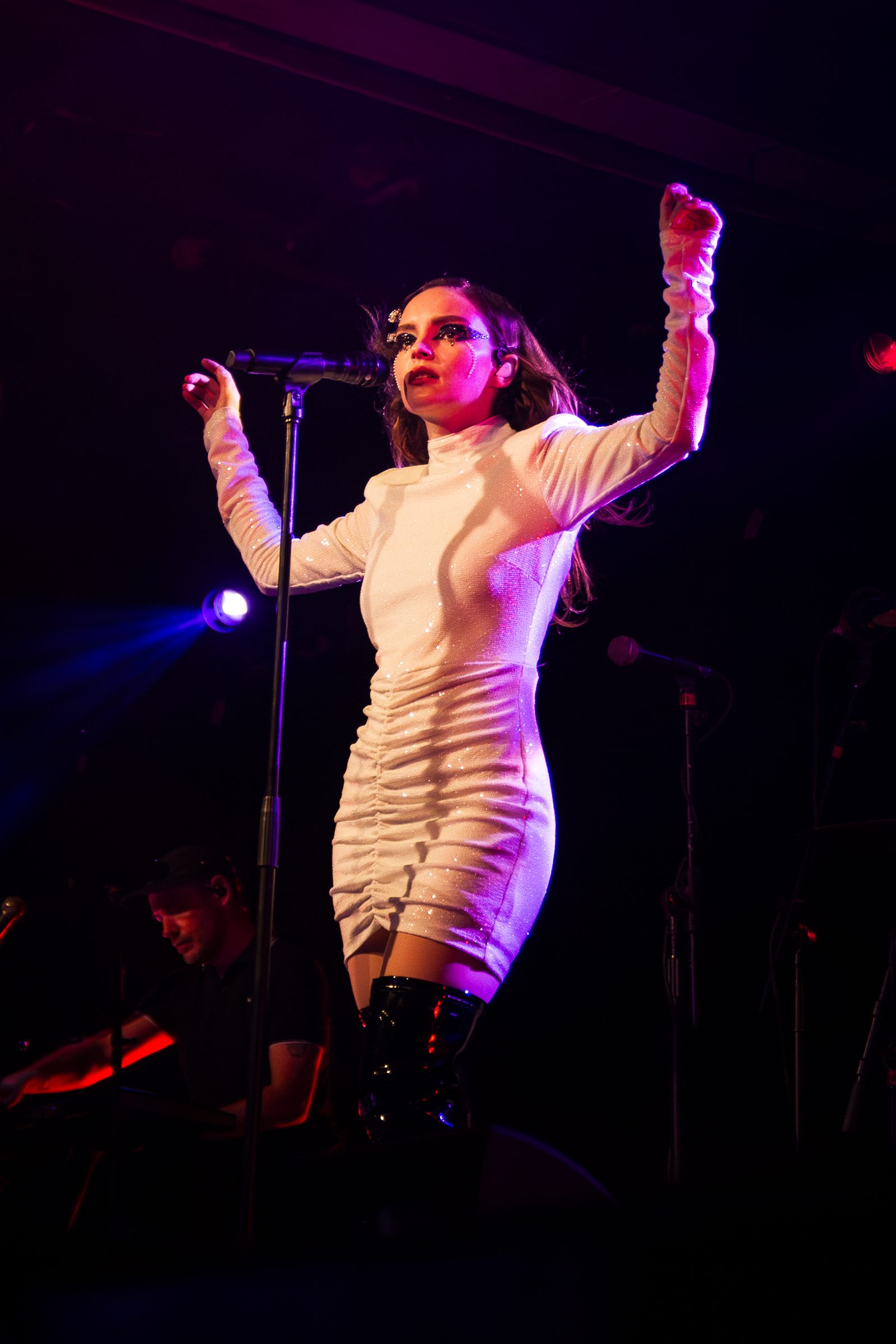 Lauren Mayberry de Chvrches cantando en vivo