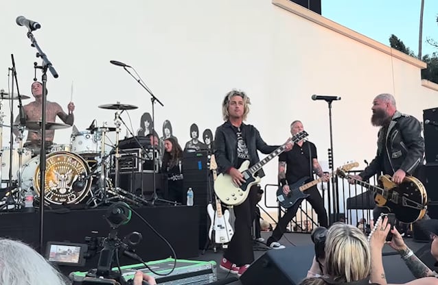 Billie Joe Armstrong y Travis Barker celebran a los Ramones