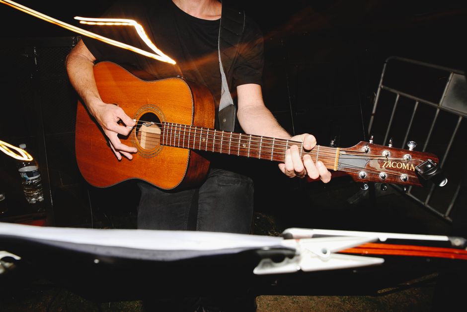 Amplificador y guitarra eléctrica sobre escenario de rock antes de un show