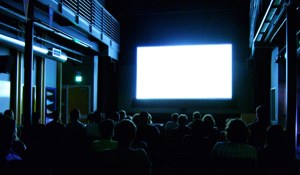 Público en una sala de cine viendo un estreno de documental musical