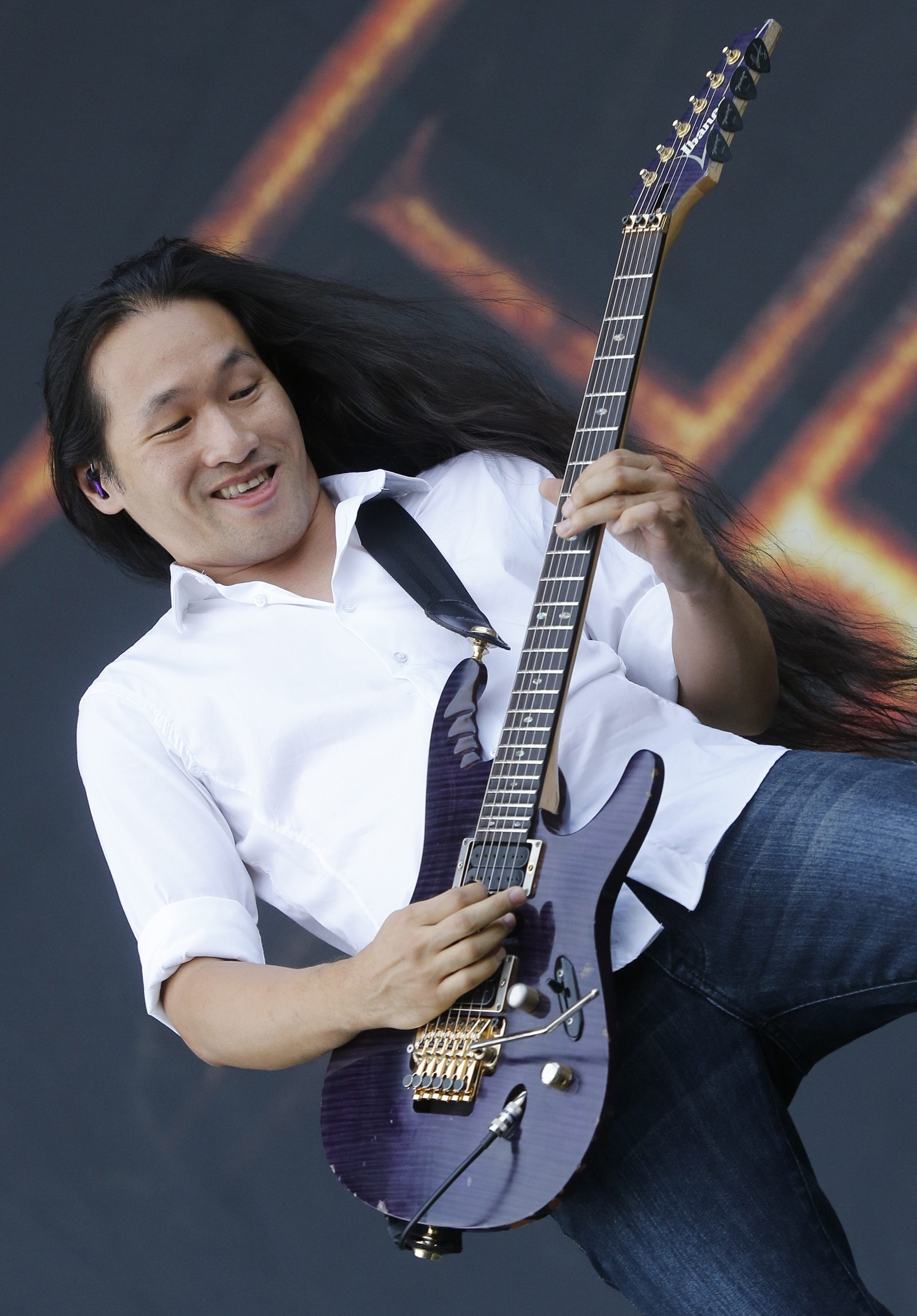 Herman Li de DragonForce tocando la guitarra en vivo