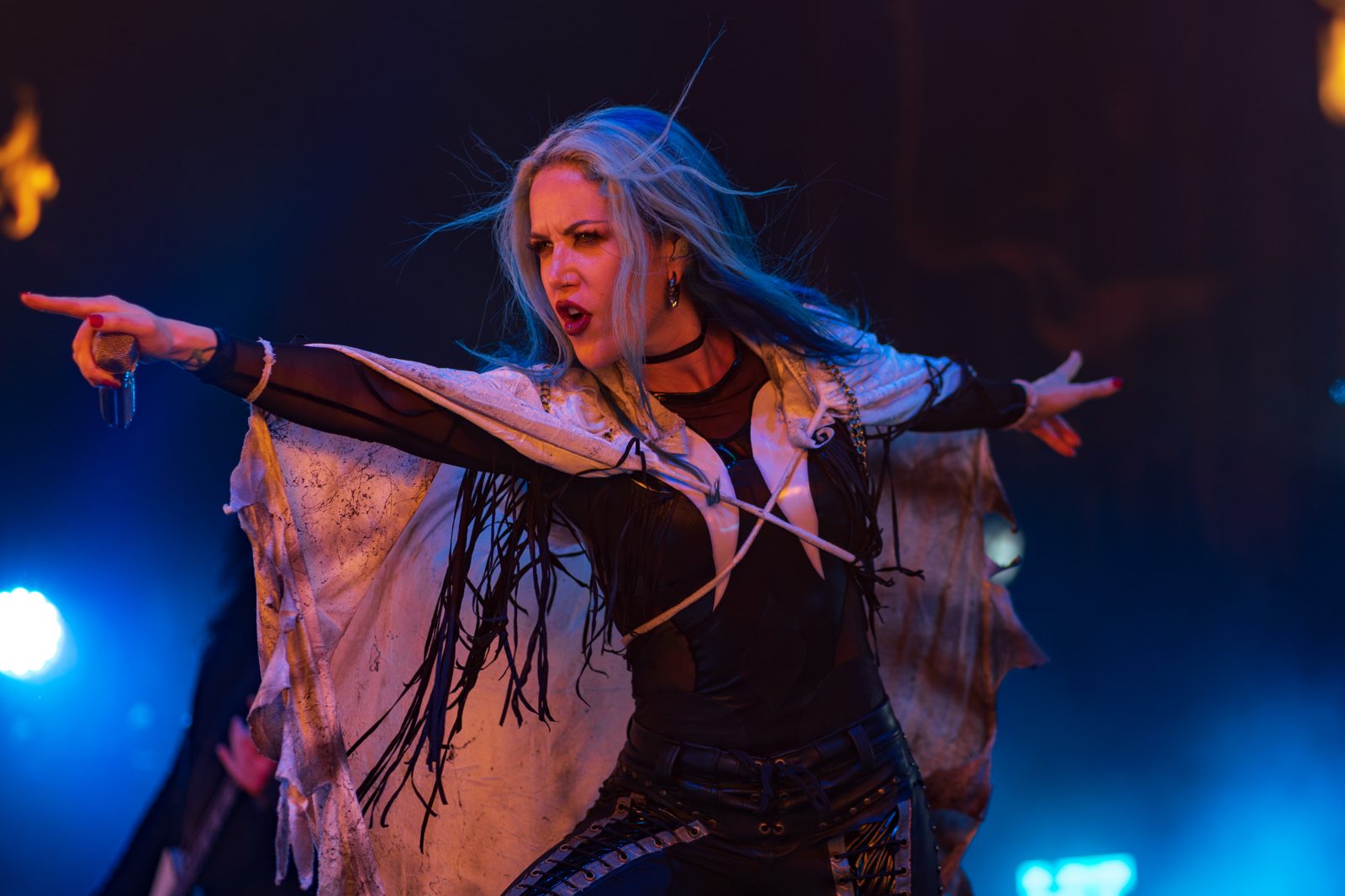 Alissa White-Gluz en vivo sobre el escenario
