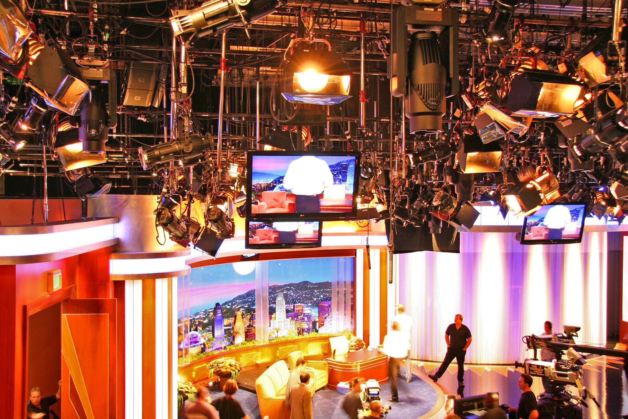 Estudio de televisión con luces y equipo de sonido, imagen ilustrativa de un programa de talentos