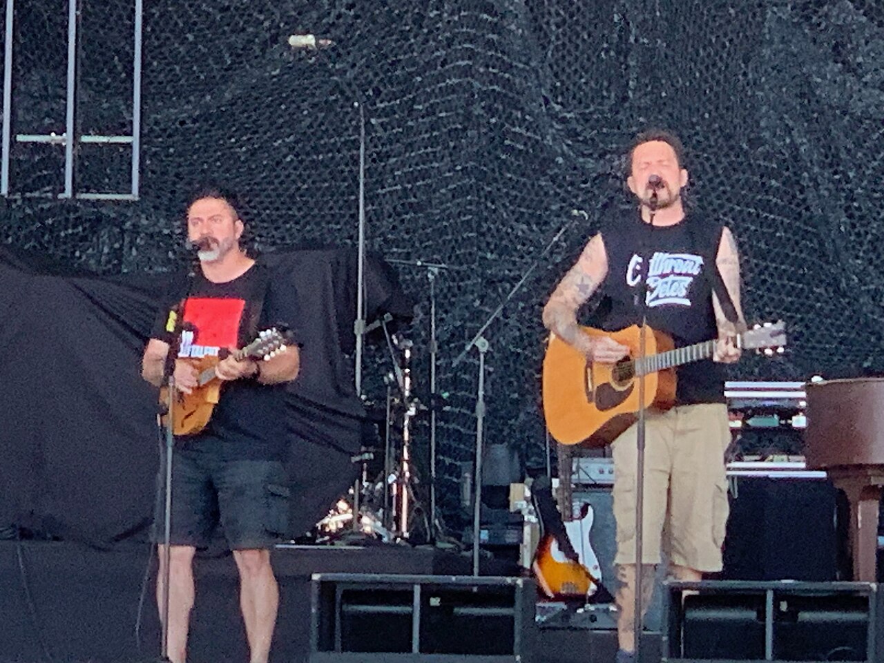 Frank Turner tocando la guitarra en un concierto en San Diego en 2023