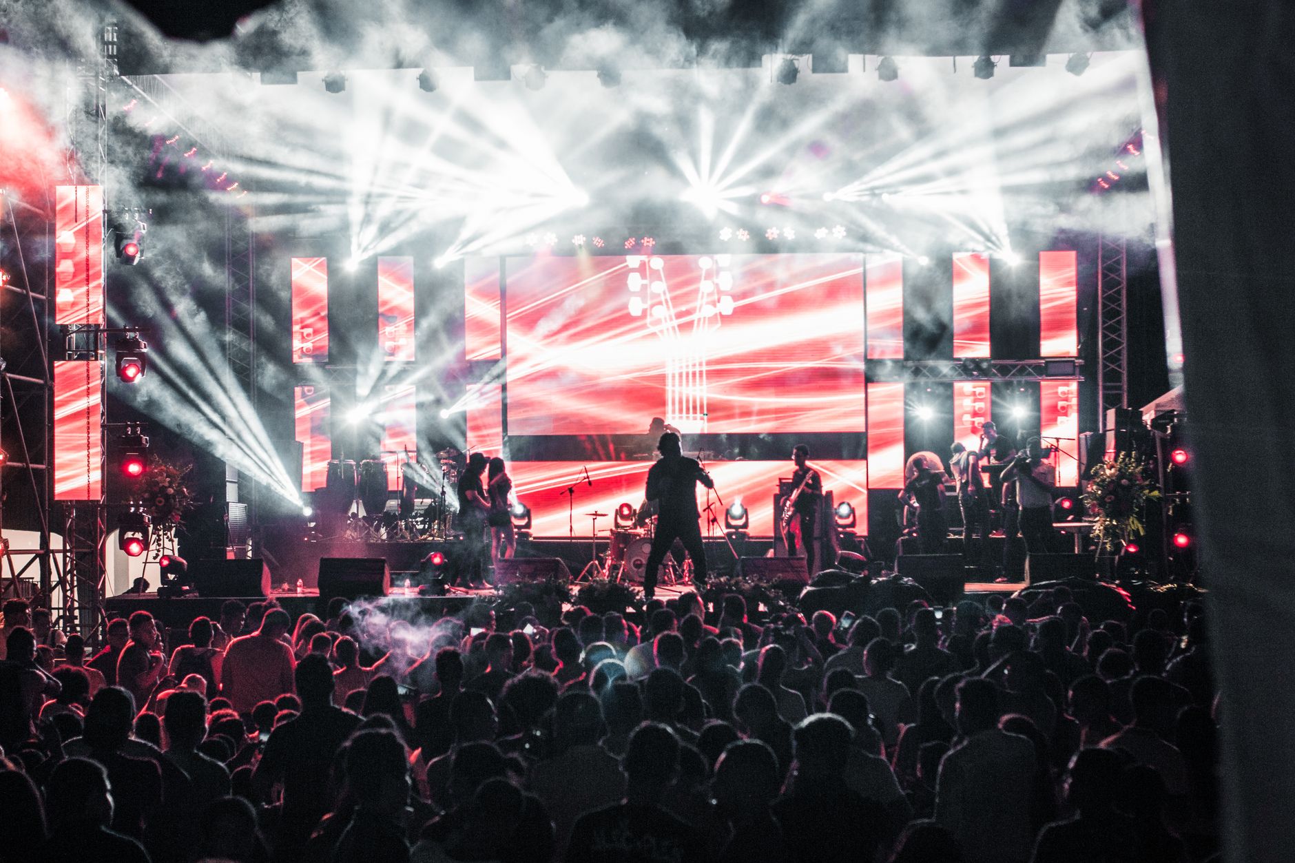 Cantante de pop actuando en un concierto con luces de escenario