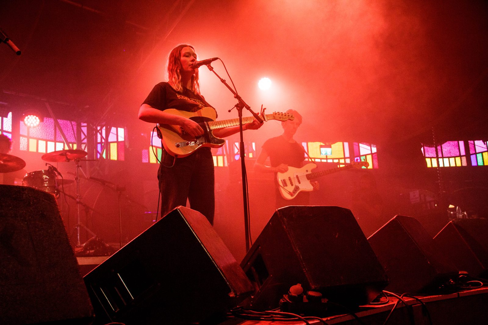 Julia Jacklin cantando en vivo en el festival Haldern Pop