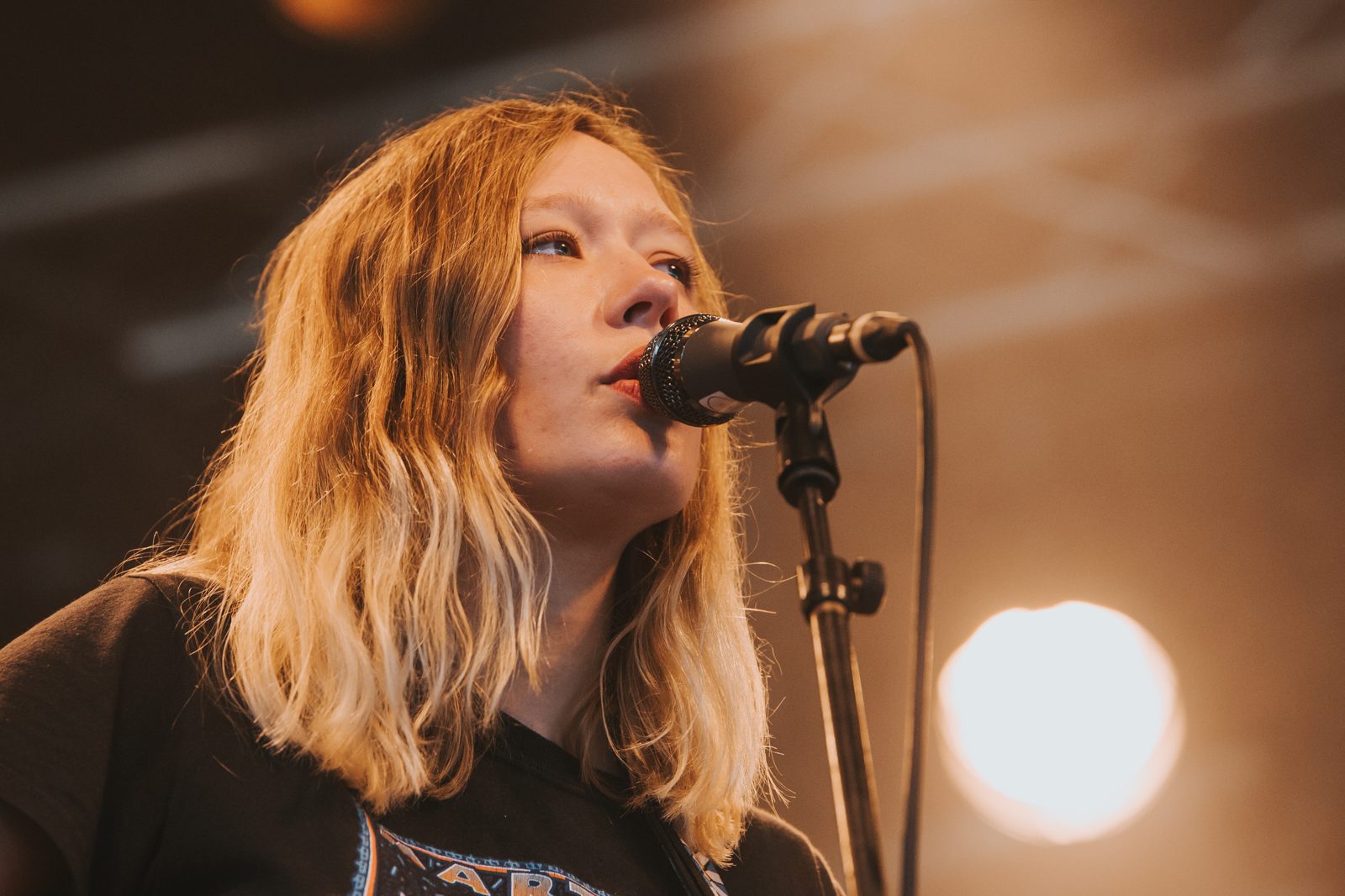 Julia Jacklin en vivo en un festival de música