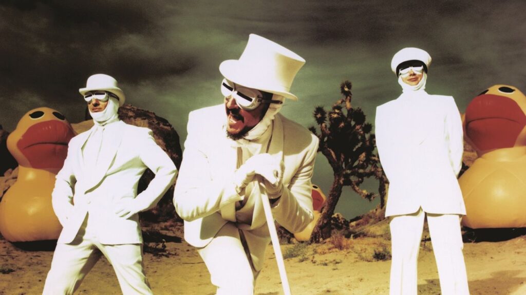 Primus celebra su legado como la banda mas extrana del rock