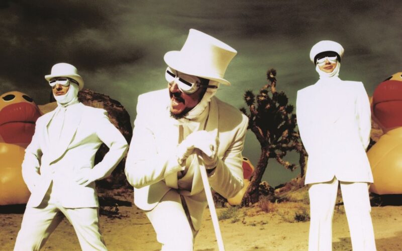 Primus celebra su legado como la banda mas extrana del rock