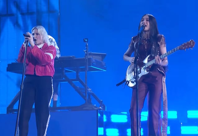 Linkin Park interpreta The Emptiness Machine junto a Nene Royal