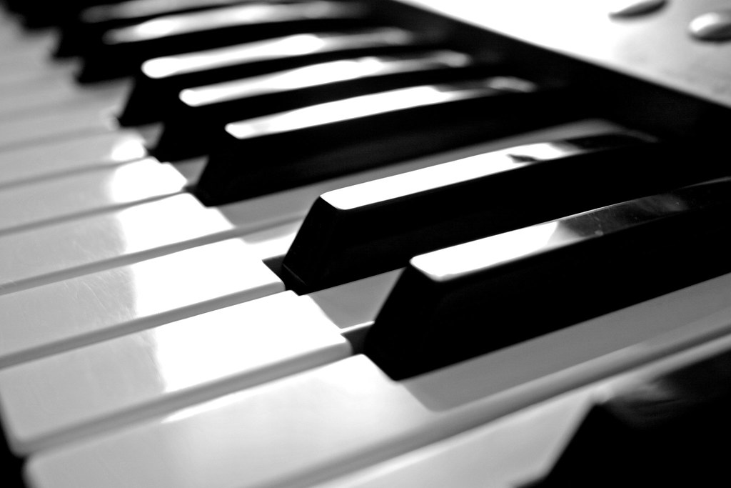 Piano en una sala de ensayo musical de estudio indie