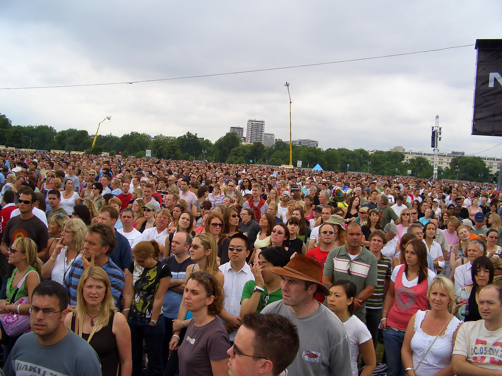 Multitud frente al escenario de un festival de música en Reino Unido