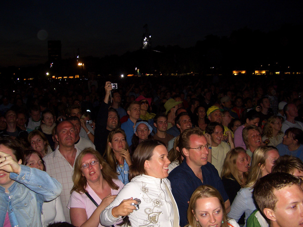 Público disfrutando de un concierto en directo al aire libre