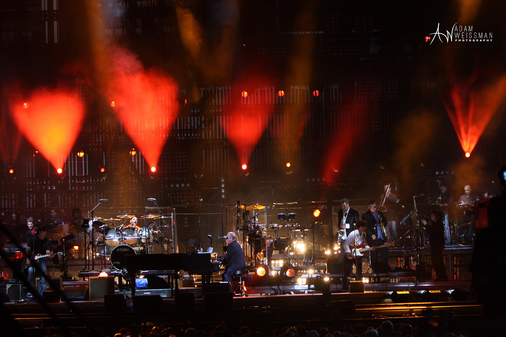 Billy Joel toca el piano en el Shea Stadium, tema de la edición 50 aniversario de Turnstiles de Billy Joel