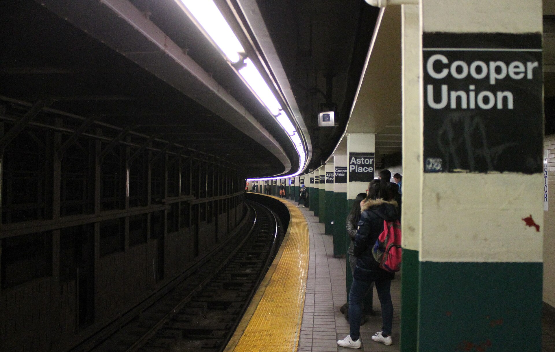 Estación Astor Place del metro de Nueva York, donde se tomó la portada de Turnstiles de Billy Joel