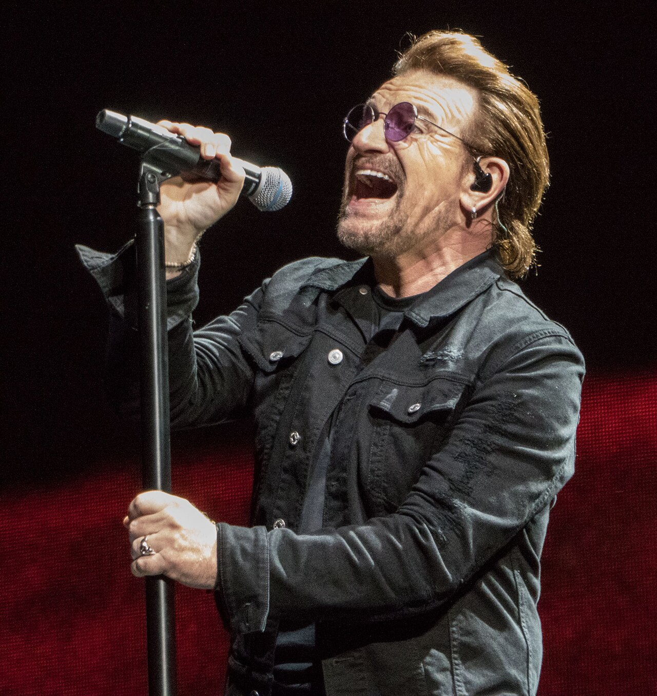Bono cantando en Indianápolis durante la gira de The Joshua Tree en 2017