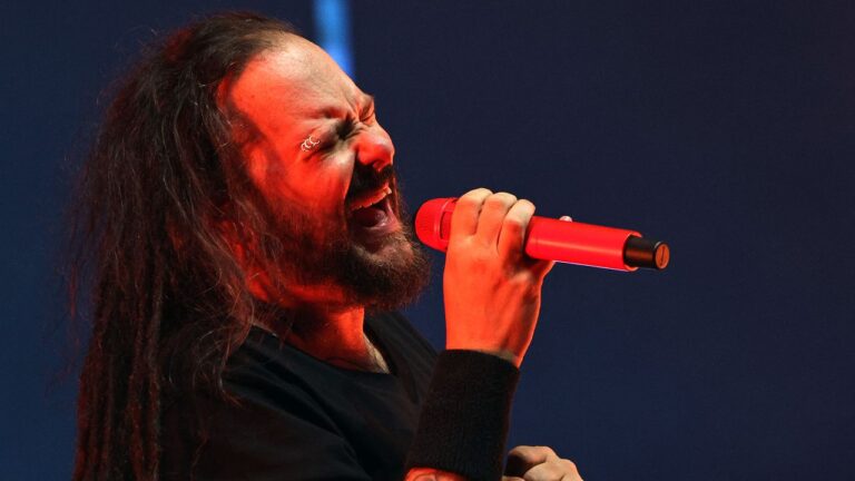 Korn regresa al Reino Unido con un potente concierto en vivo