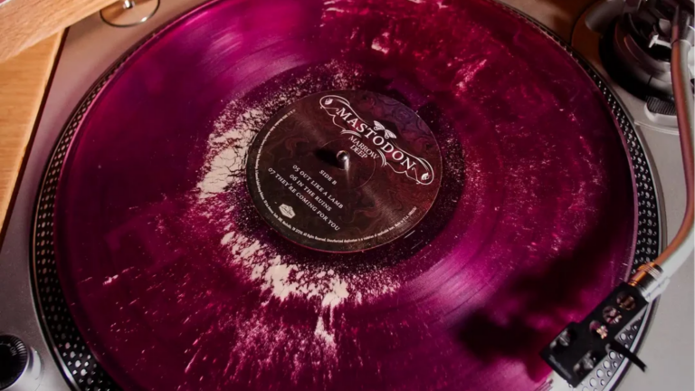Mastodon lanza edicion en vinilo con fosiles reales