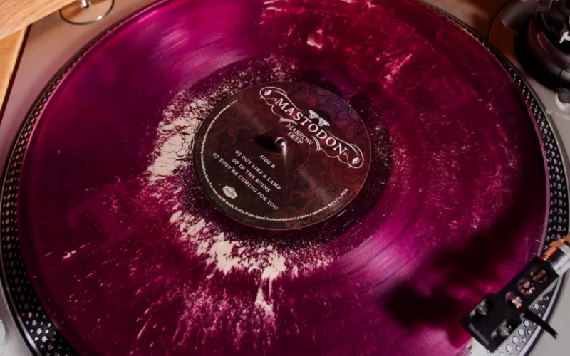 Mastodon lanza edicion en vinilo con fosiles reales