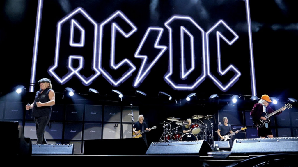 Dave Grohl sorprende a los fans al tocar con AC/DC en Nueva Jersey