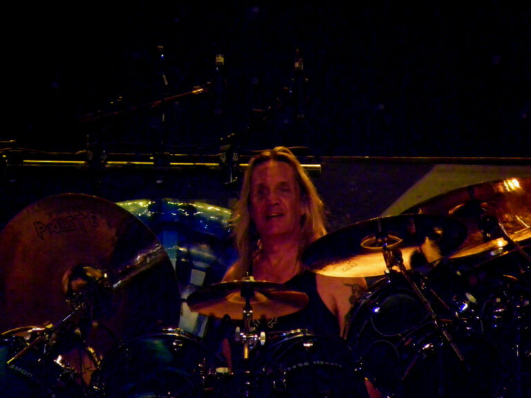 Nicko McBrain rechaza jugar al golf con Donald Trump