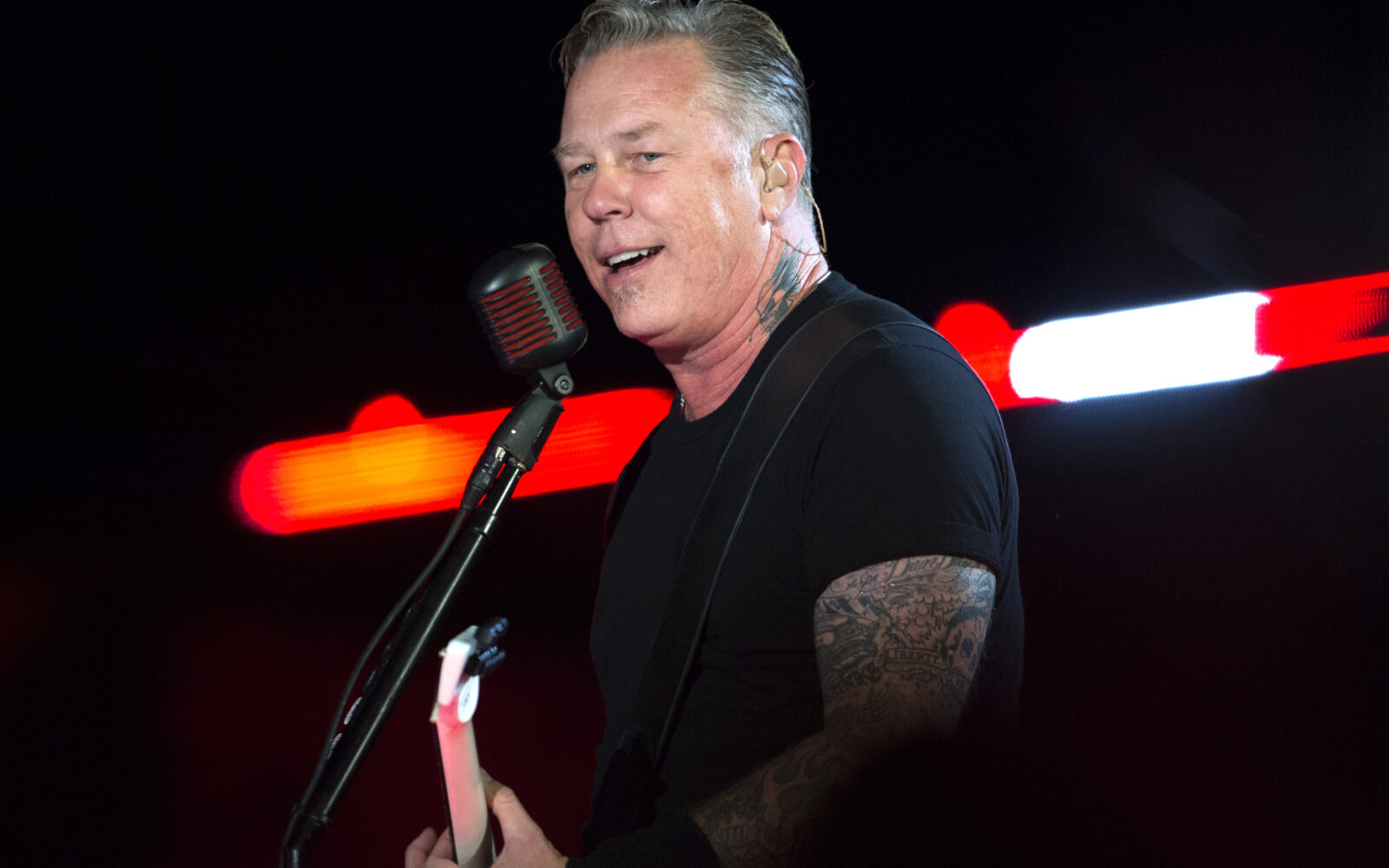 James Hetfield sorprende al aparecer en la kiss cam de la NFL