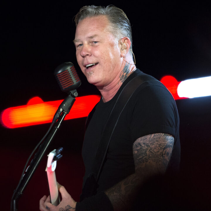 James Hetfield sorprende al aparecer en la kiss cam de la NFL