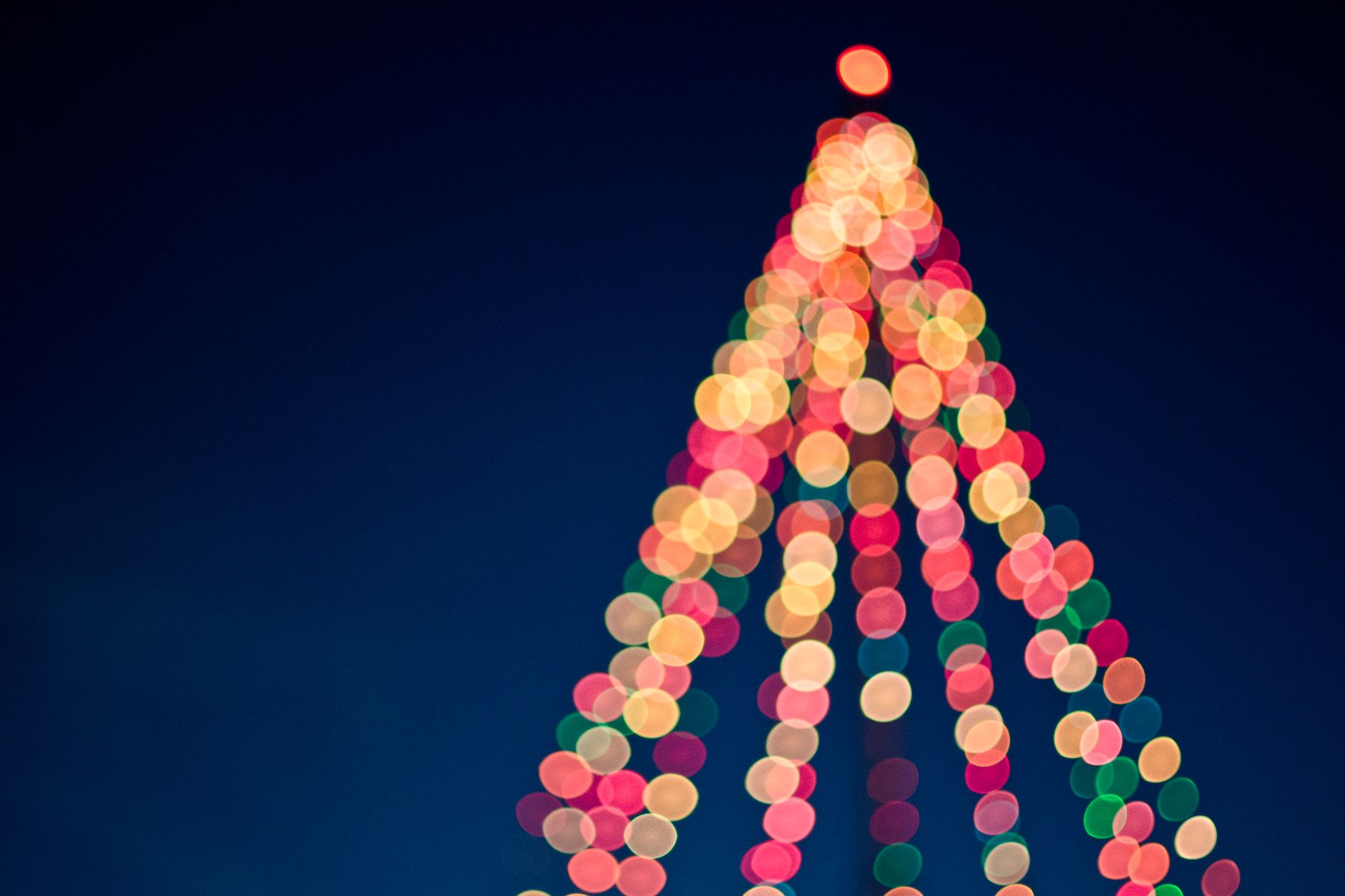 Luces de colores desenfocadas con aire de fiestas, imagen ilustrativa de la temporada navideña