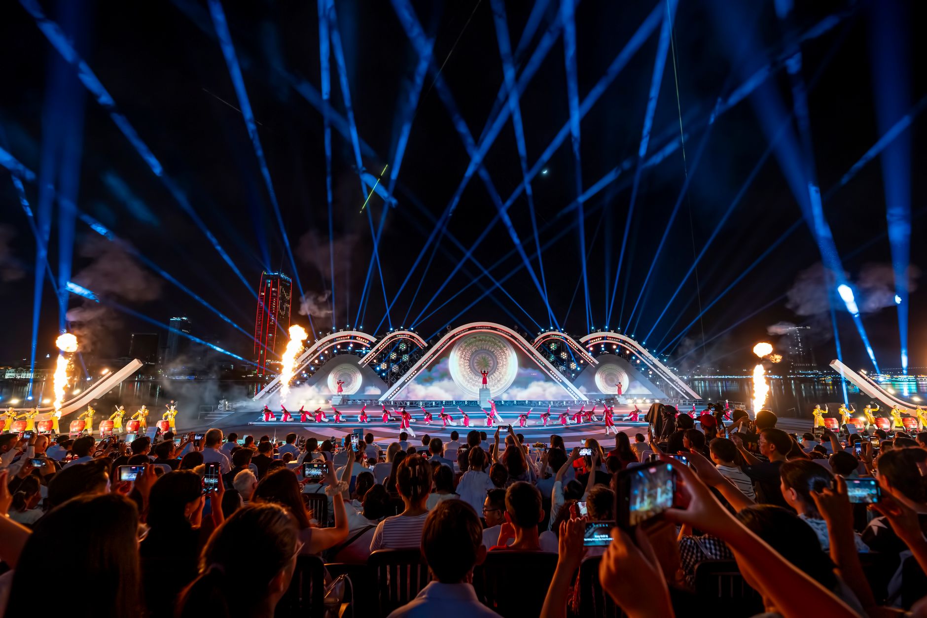Concierto nocturno con un espectáculo de luces dinámico, imagen ilustrativa del set de Charli XCX en el ACL