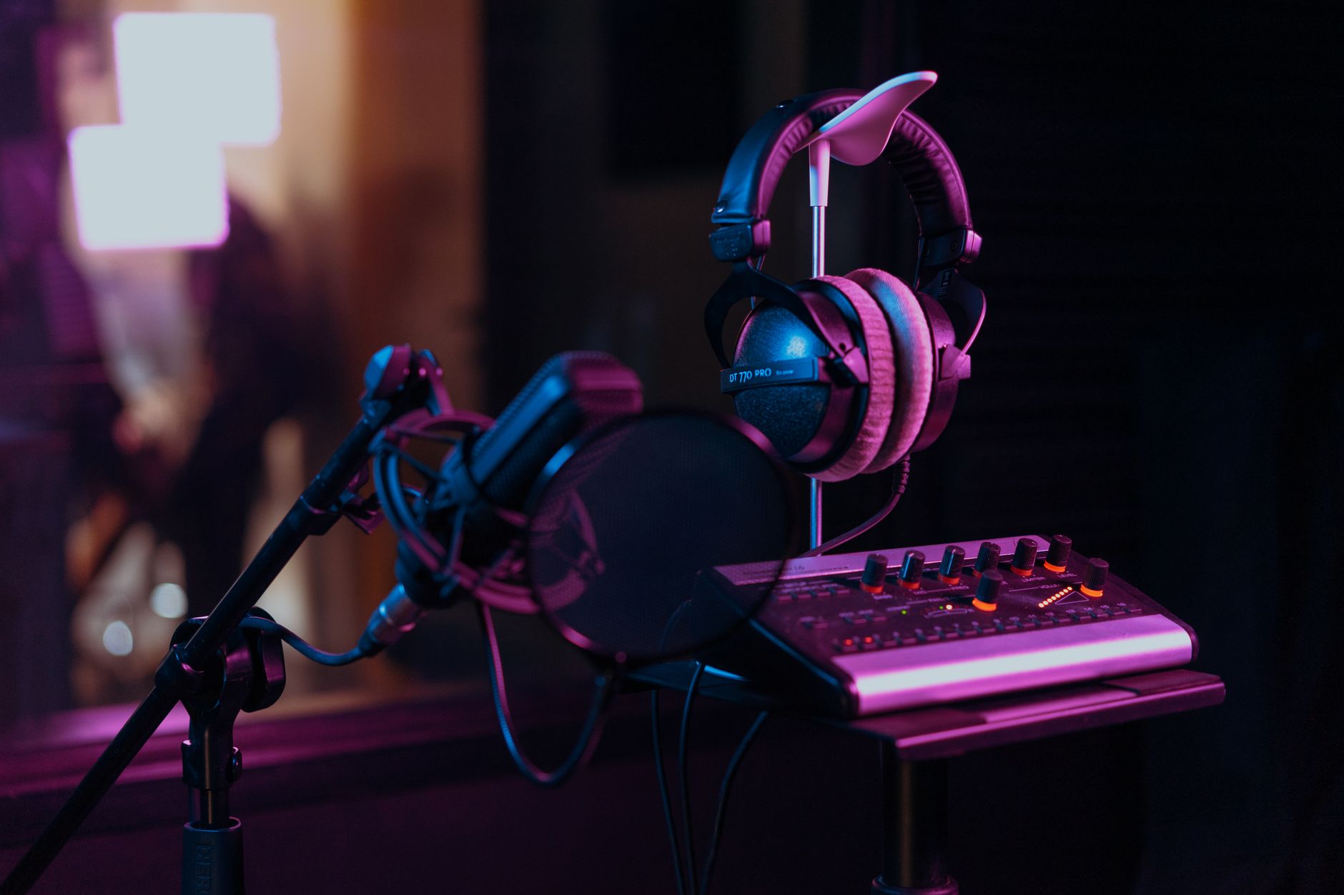 Estudio de grabación de audio con micrófono, imagen ilustrativa de la producción del álbum LA POSTAL