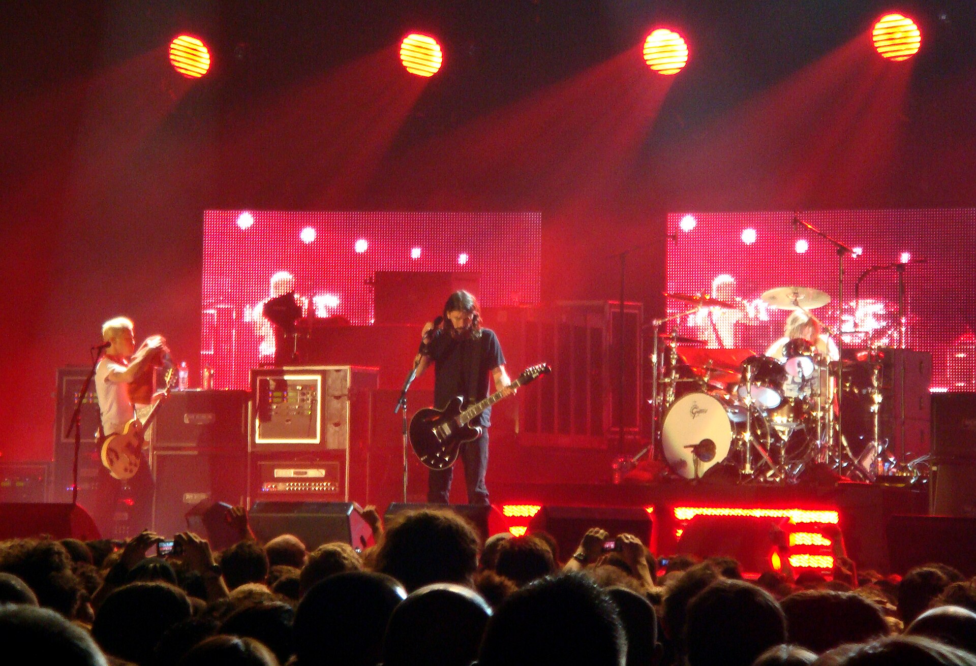 Foo Fighters en concierto, banda que abrió la noche en el MetLife Stadium