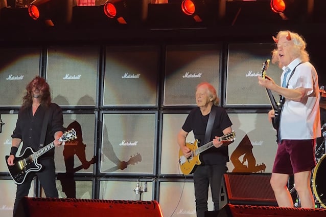 Dave Grohl sorprende a todos al tocar con AC/DC en Nueva Jersey