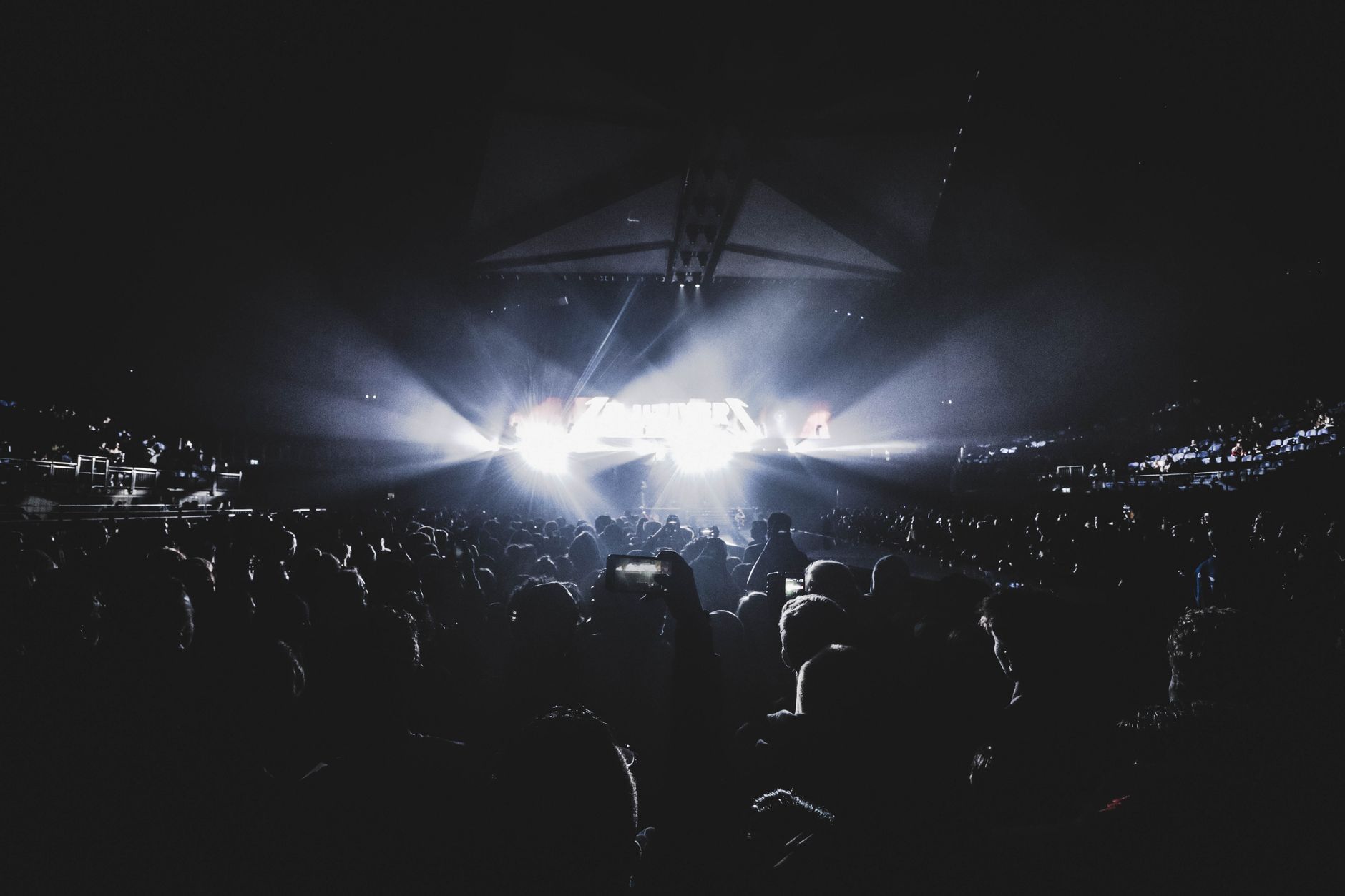 Multitud en un concierto nocturno en un estadio de Londres, imagen de referencia de la gira de Fontaines D.C.