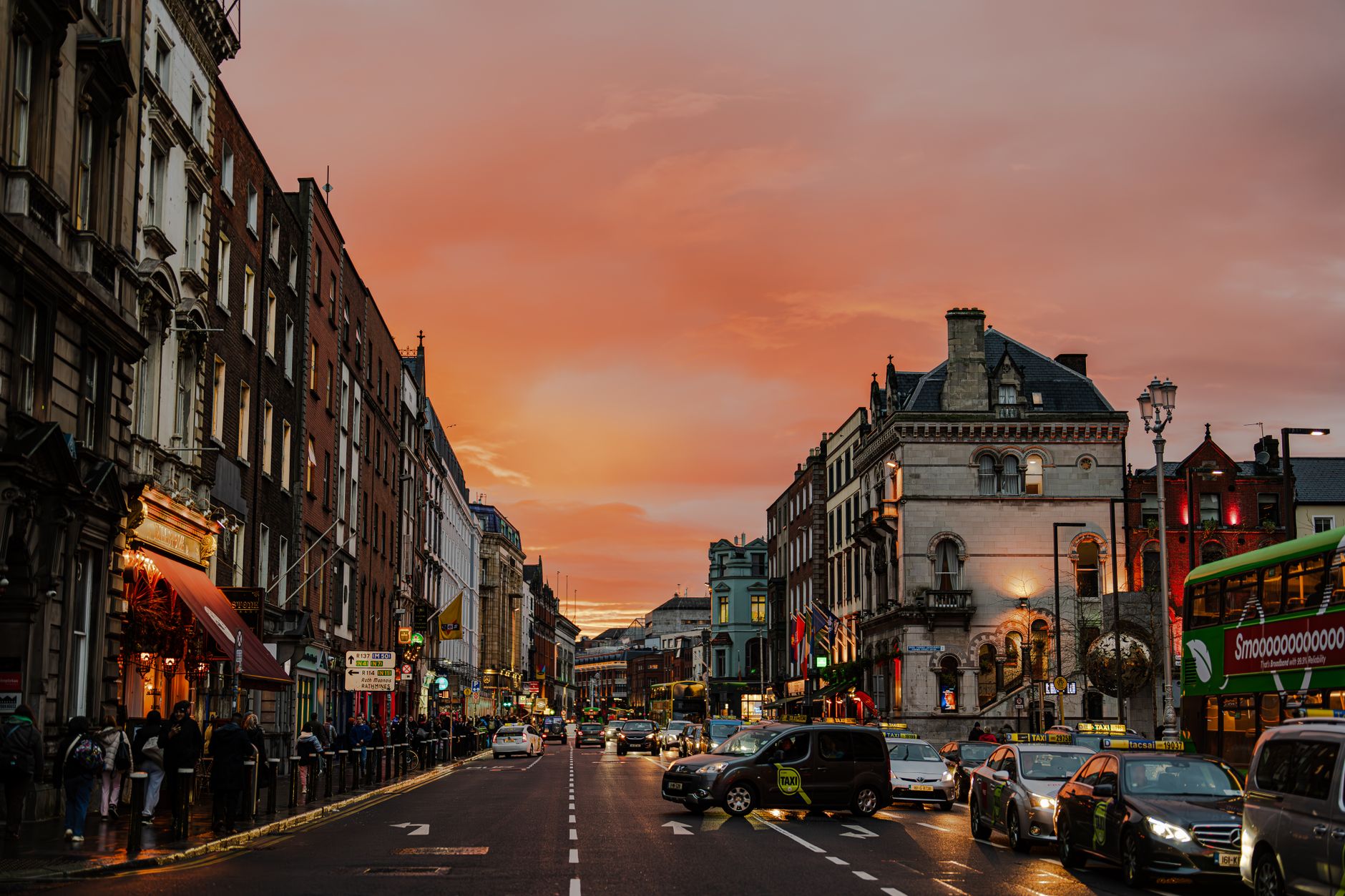 Calle de Dublín al atardecer, imagen de referencia de Fontaines D.C., banda irlandesa de post-punk