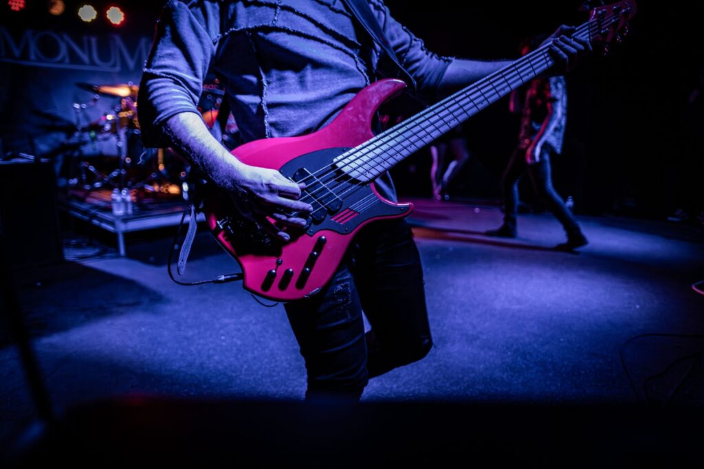 Bajista tocando en un concierto con luces, imagen de referencia de la gira 2027 de Fontaines D.C.