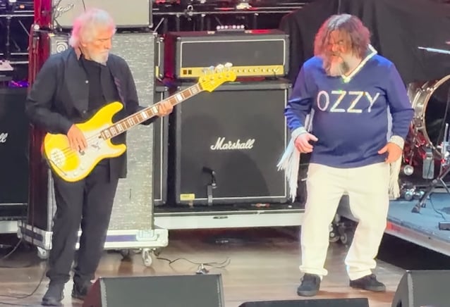 Geezer Butler toca con la banda tributo de Jack Black en Maryland